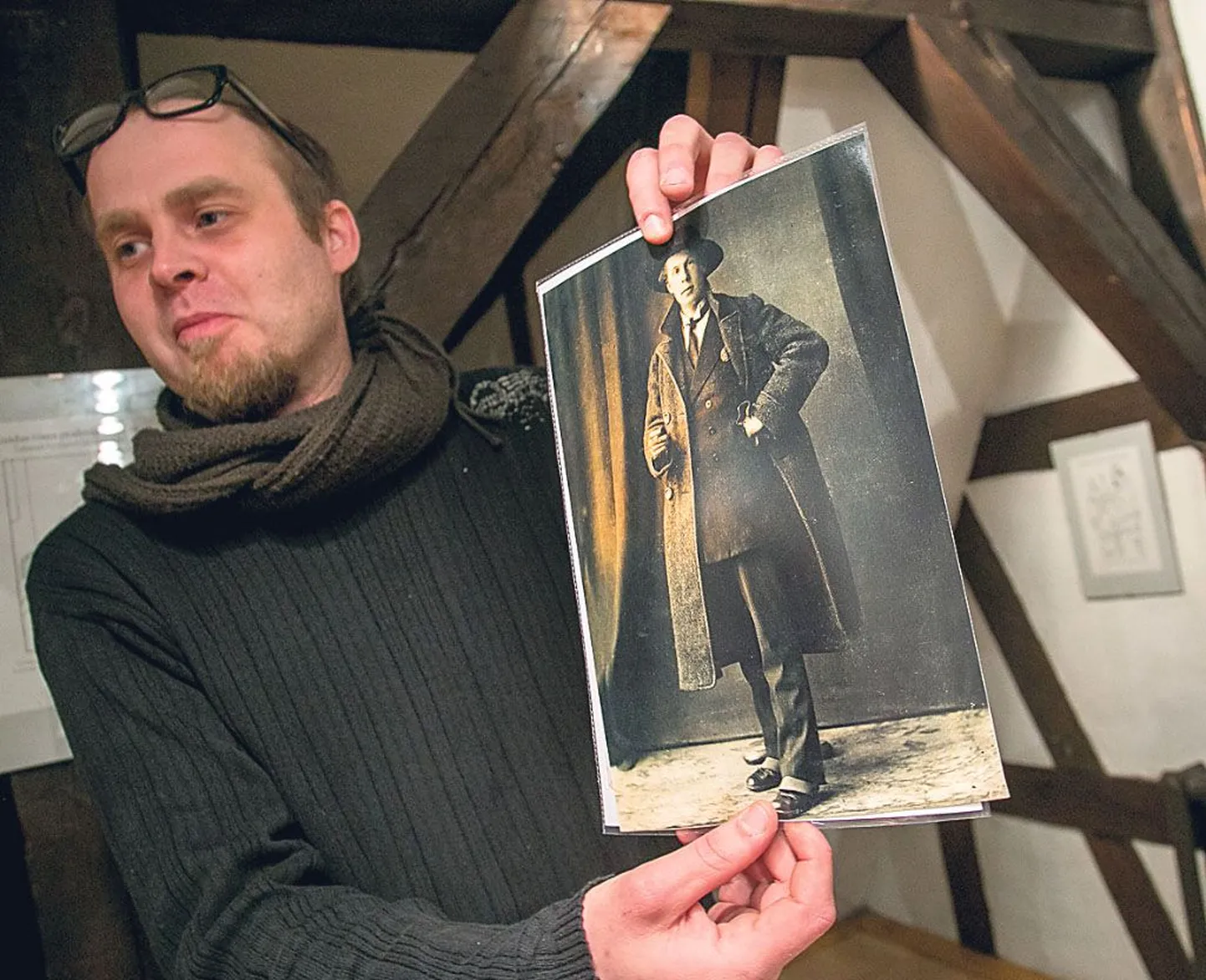 Indrek Aija hoiab käes Vello Agori fotot.
