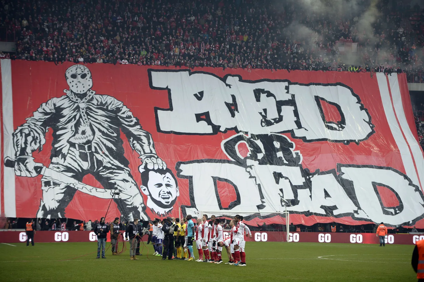 Liege'i Standardi fännid tervitasid Steven Defouri terava loosungiga.