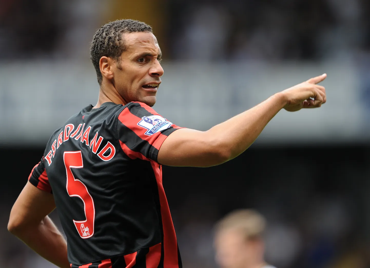 Rio Ferdinand Queens Park Rangersi särgis, kelle ridades ta karjäärile joone alla tõmbas.