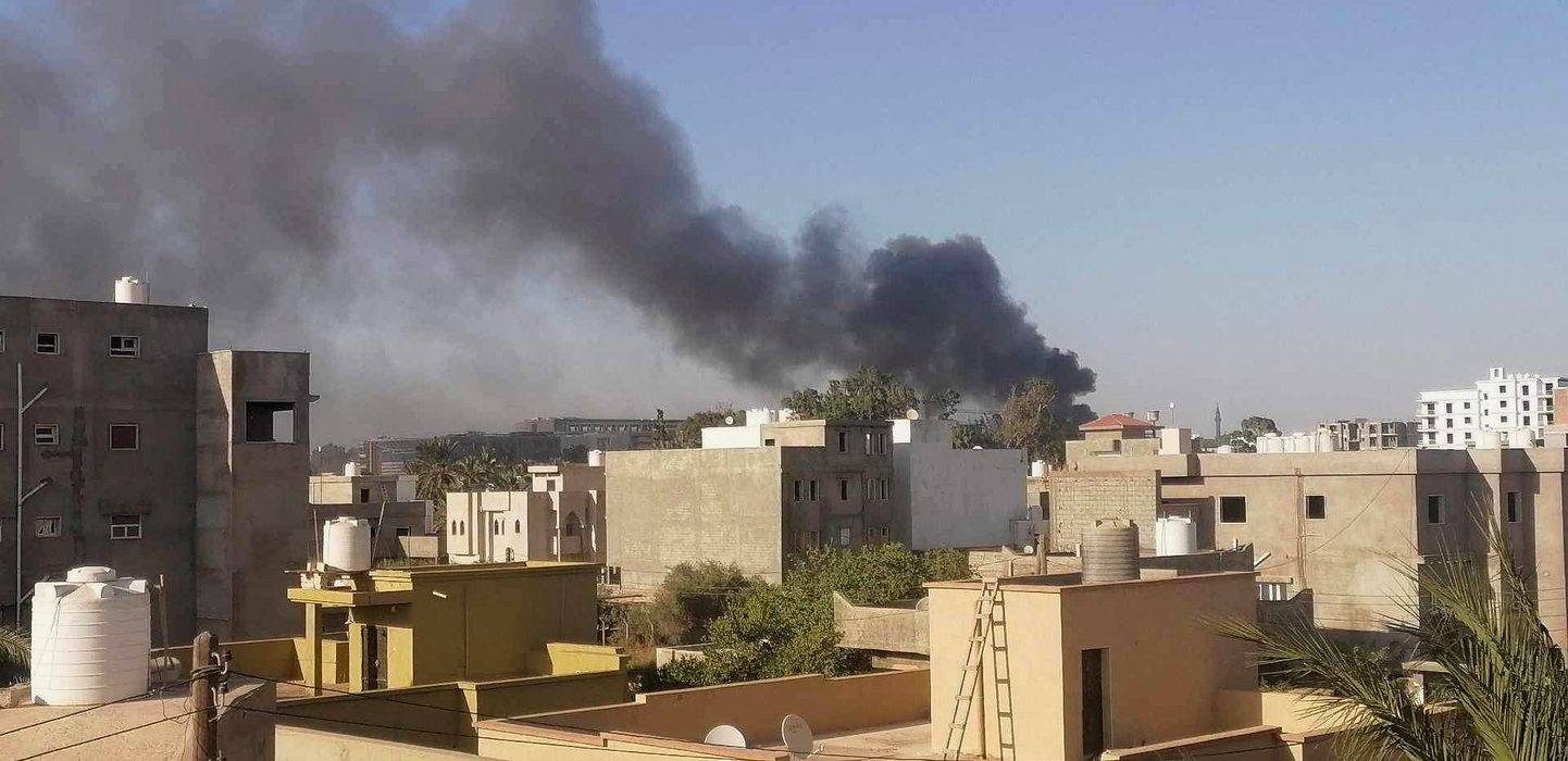 Suits tõusmas majade vahelt pärast relvastatud rühmituste vahelisi kokkupõrkeid Tripolis 15. augustil 2023. aastal