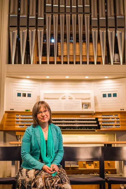Organist Anne Humal oma pilliga.