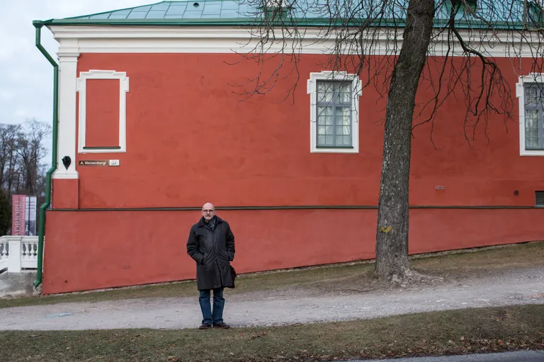 «Müstilise Venemaa» saatejuht Kadriorus, 1718. aastal ehitatud keiserliku suveresidentsi kõrval.