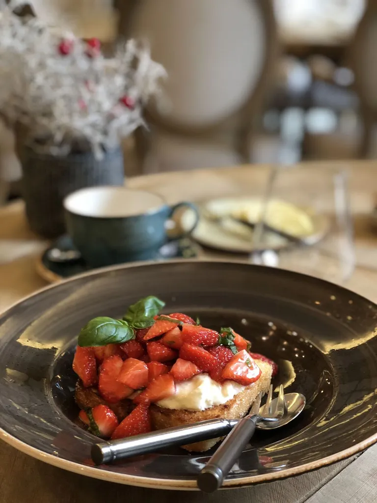 Restoran Farm, TRW 2018, Rae Meierei koorejuust maasikasalati ja karamelliseeritud FARMi saiaga.