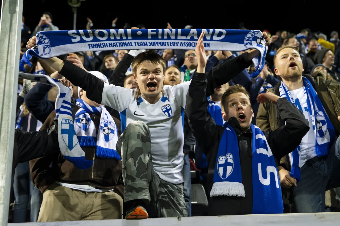 Soome jalkafännid tähistavad võitu Armeenia üle.