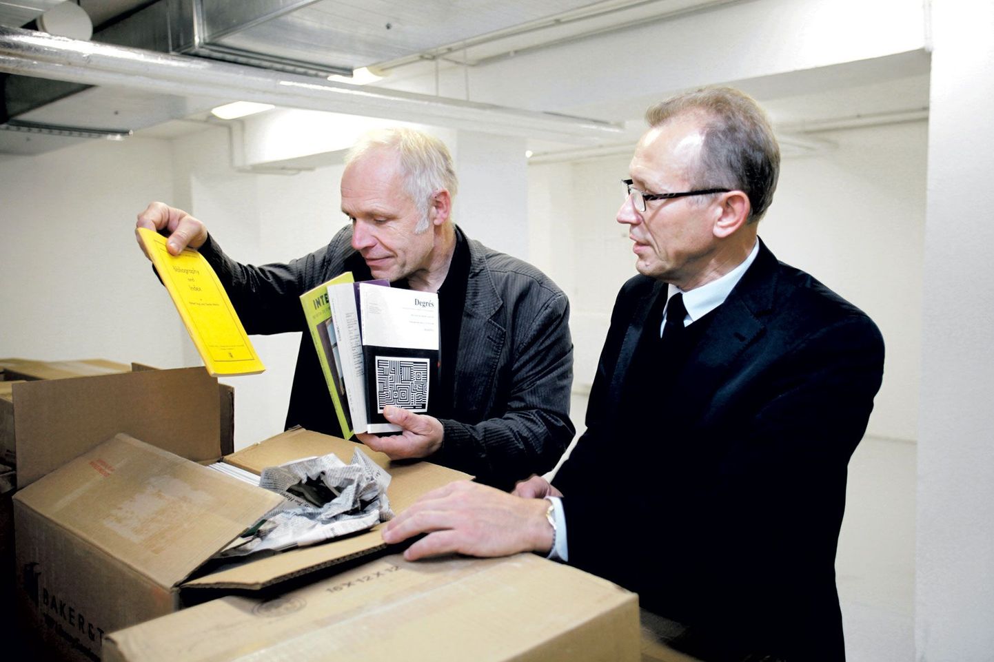 Semiootikaprofessorid Kalevi Kull (vasakul) ning Peeter Torop avasid Tartu Postimehe palvel paar raamatukasti.