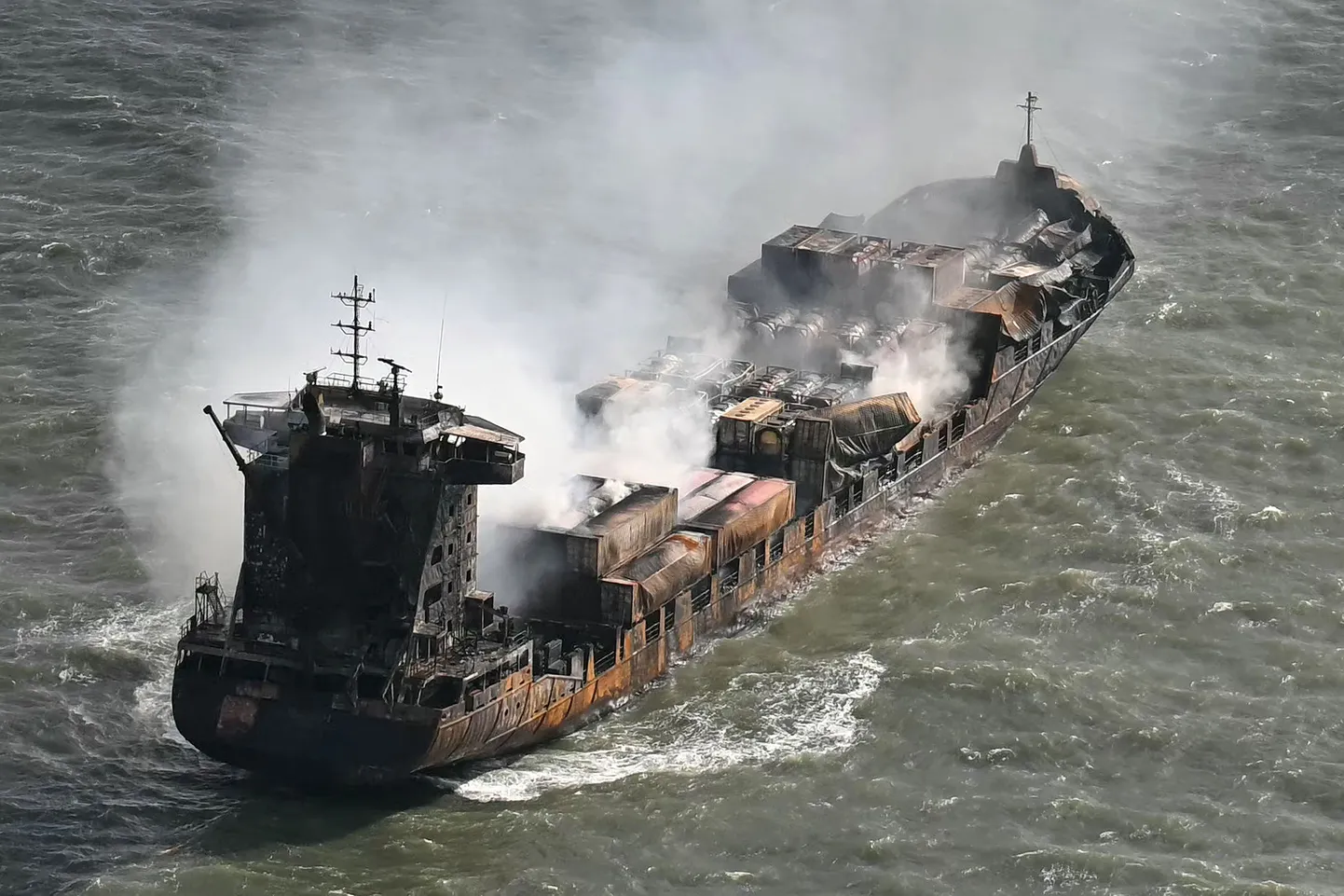 Грузовое судно Solong после пожара в Северном море, у побережья Англии, 11 марта 2025 года. Сухогруз сгорел после столкновения в с танкером Stena Immaculate 10 марта. Капитан сухогруза - россиянин. В результате ЧП погиб как минимум один моряк с танкера.