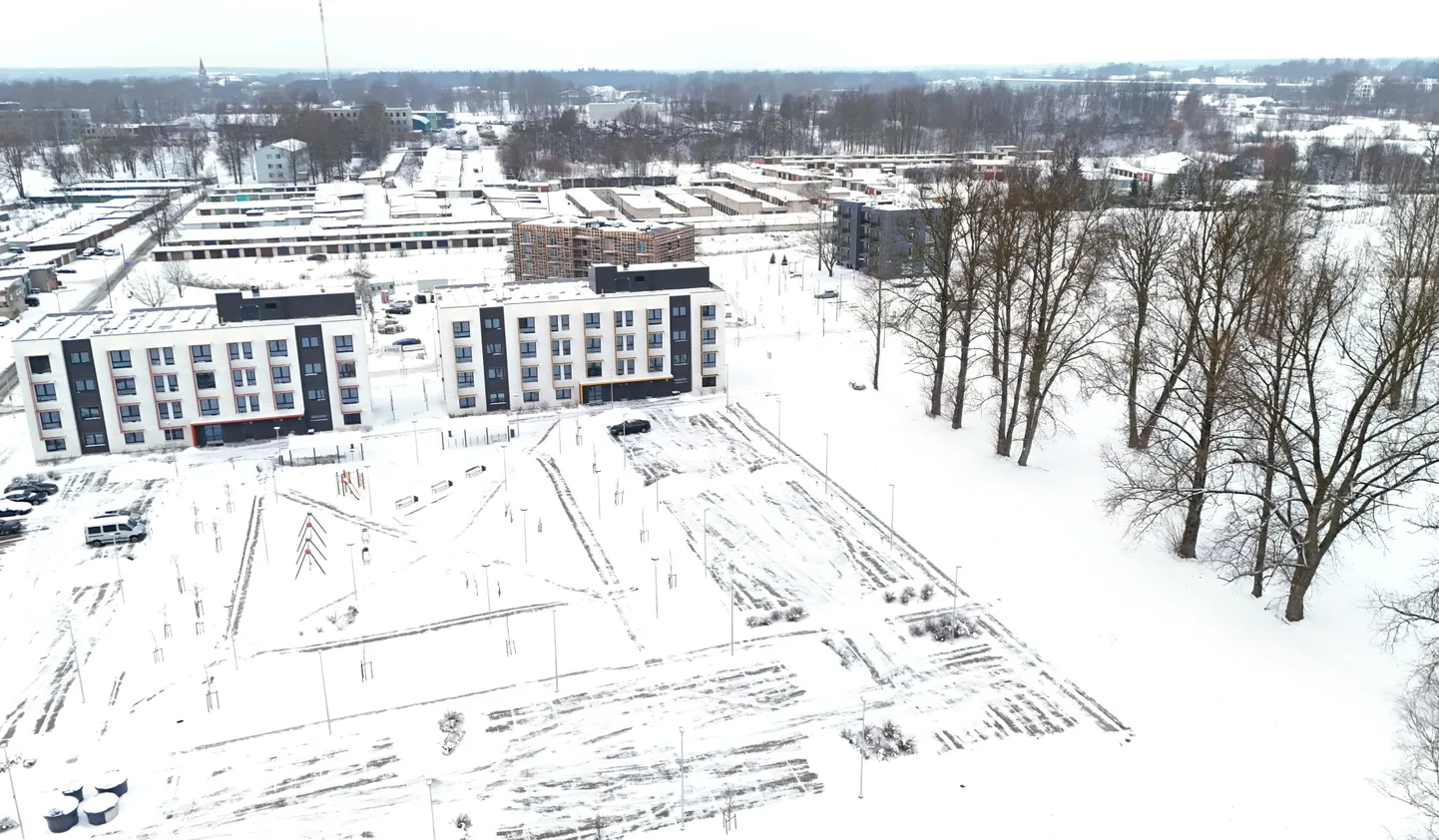 Esimesed sotsiaalmajad valmisid Tüve tänaval 2021. aastal. Ülejärgmiseks aastaks peaks neist paremale, aadressile Tüve 6 kerkima ka kolmas sotsiaalmaja ning tulevikus neljaski.