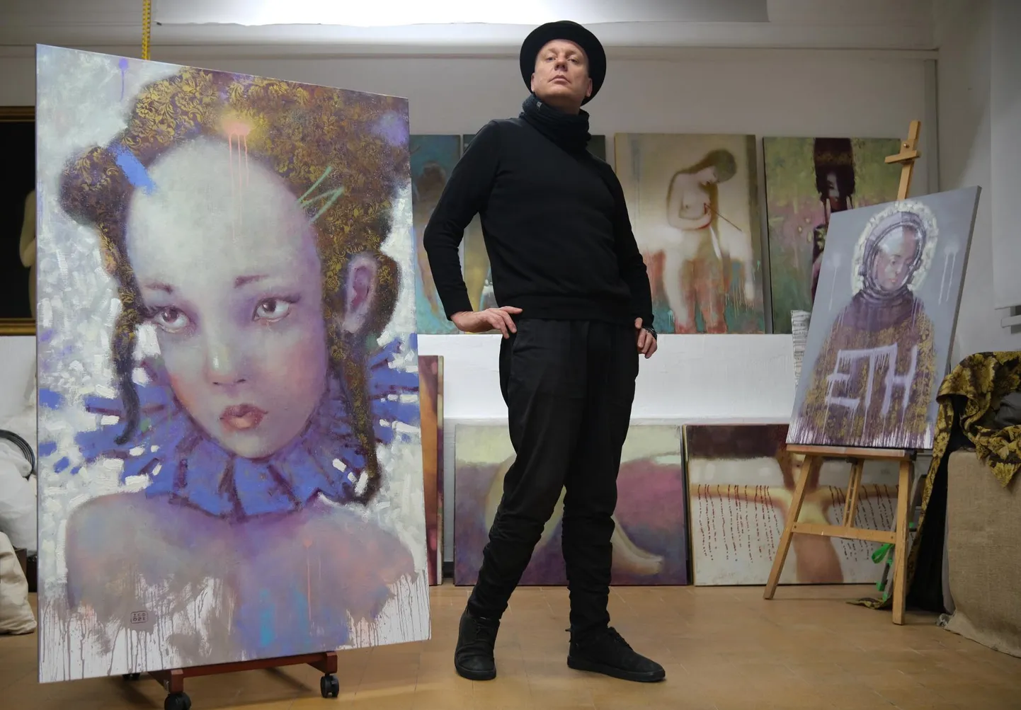 Eduard Zentsik oma maalide keskel.