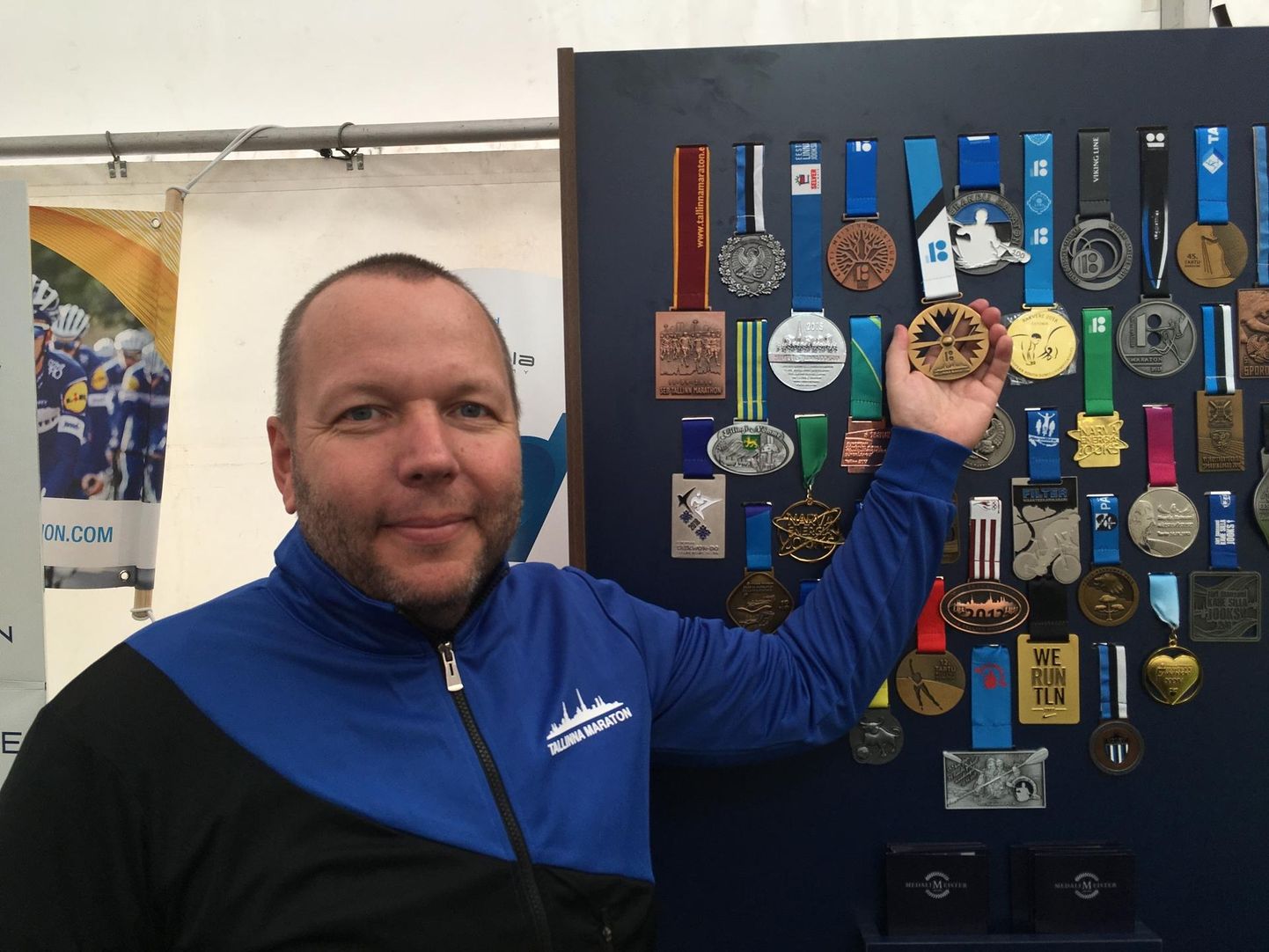 Eelmisel nädalavahetusel toimunud Tallinna Maratonil ja Sügisjooksu medalid ja särgid disainis Priit Verlin. Sündmuspaigal oli ka näitus tema medaliloomingust.