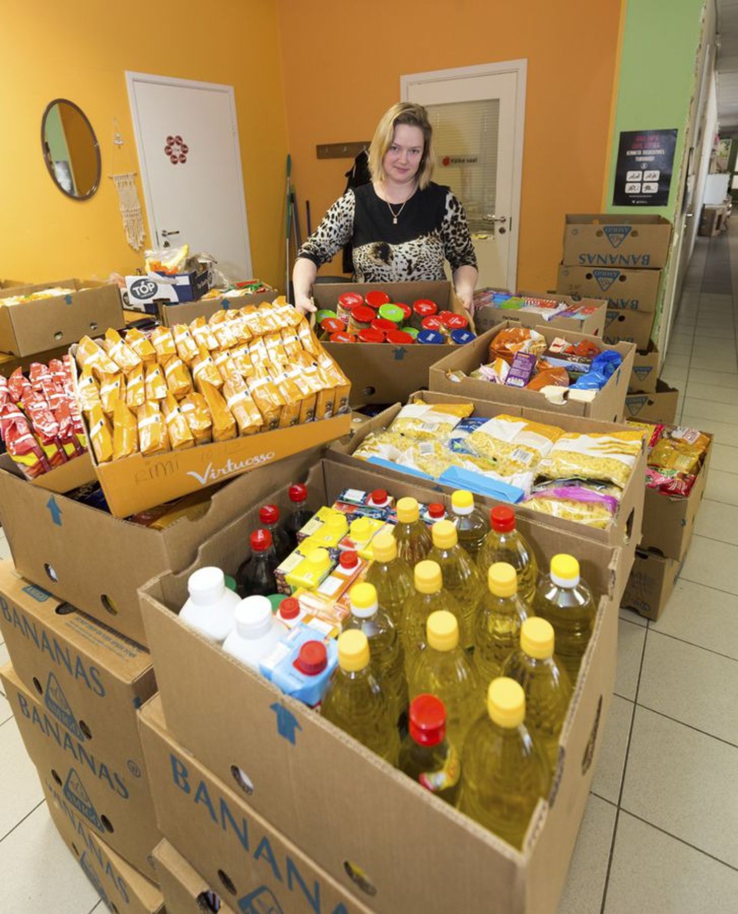 Viljandimaa Toidupanga koordinaator Teivi Toomsalu oli pildistamise ajal sorteerimas toidukraami, mille annetasid Uku keskuses Rimi kaupluse külastajad laupäeval.