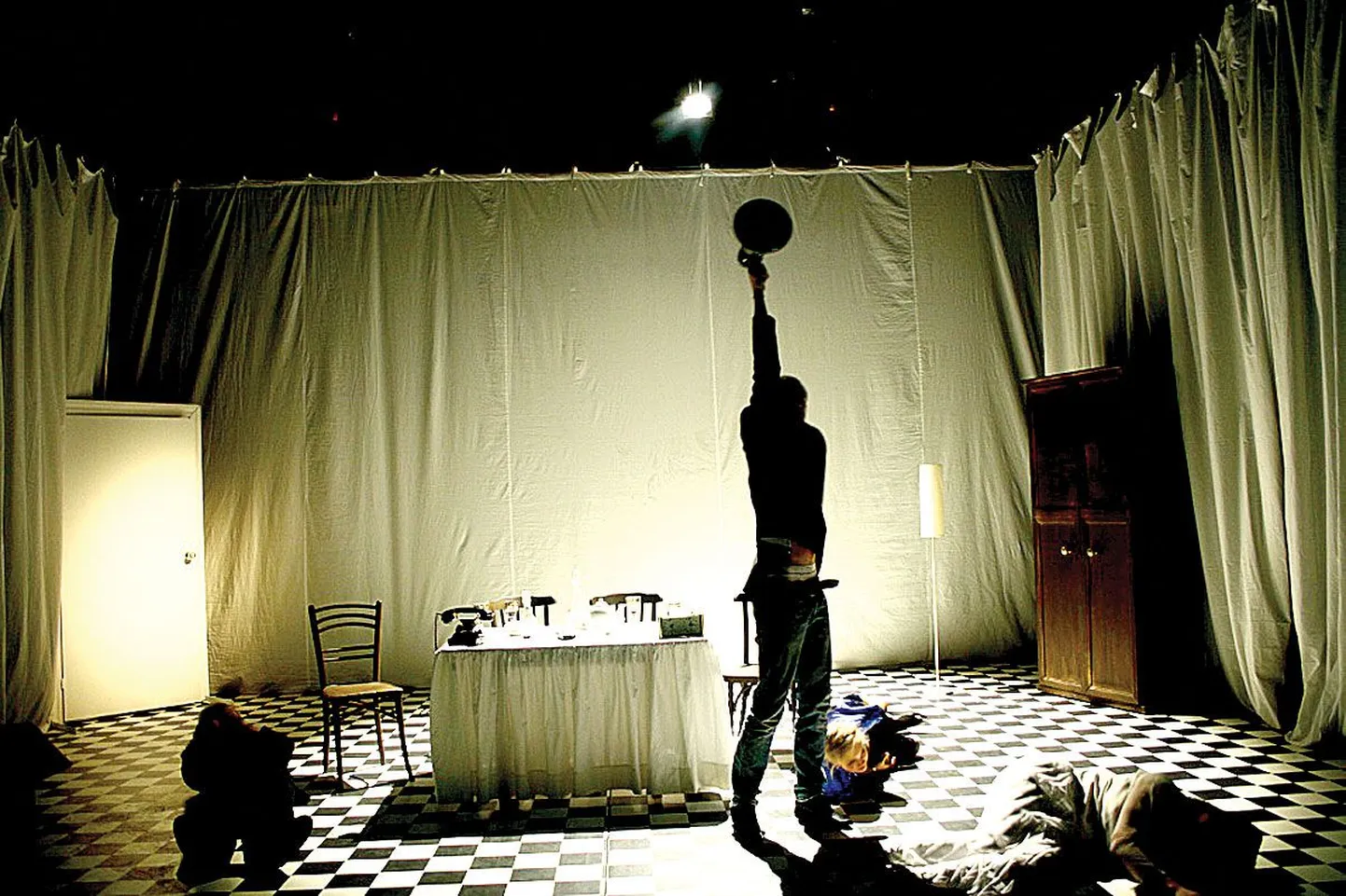 Rakvere teatri lavastuse «Kunstveri ja -pisarad» ühes stseenis on vaatajate ees näitlejad Marko Leht (keskel) ning Mait Joorits (pikali, vasakult), Liis Haab ja Tiina Mälberg.