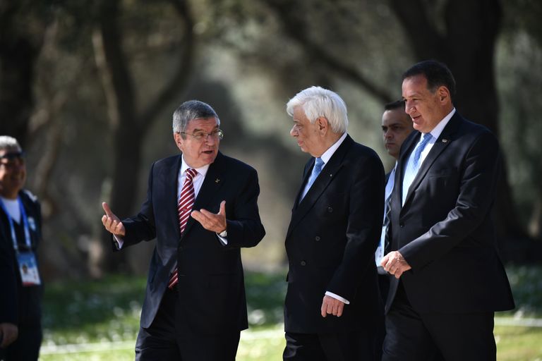 ROKi president Thomas Bach (vasakul) ja Kreeka president Prokopis Pavlopoulos (keskel).