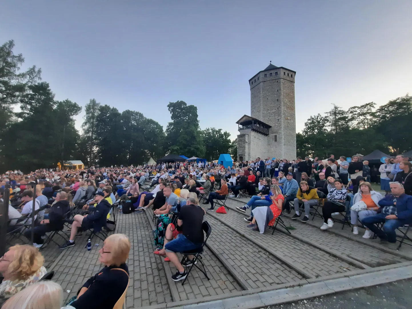Paide arvamusfestivalil debateerivad erakondade esimehed, nad on tõmmanud inimesed ennast kuulama.