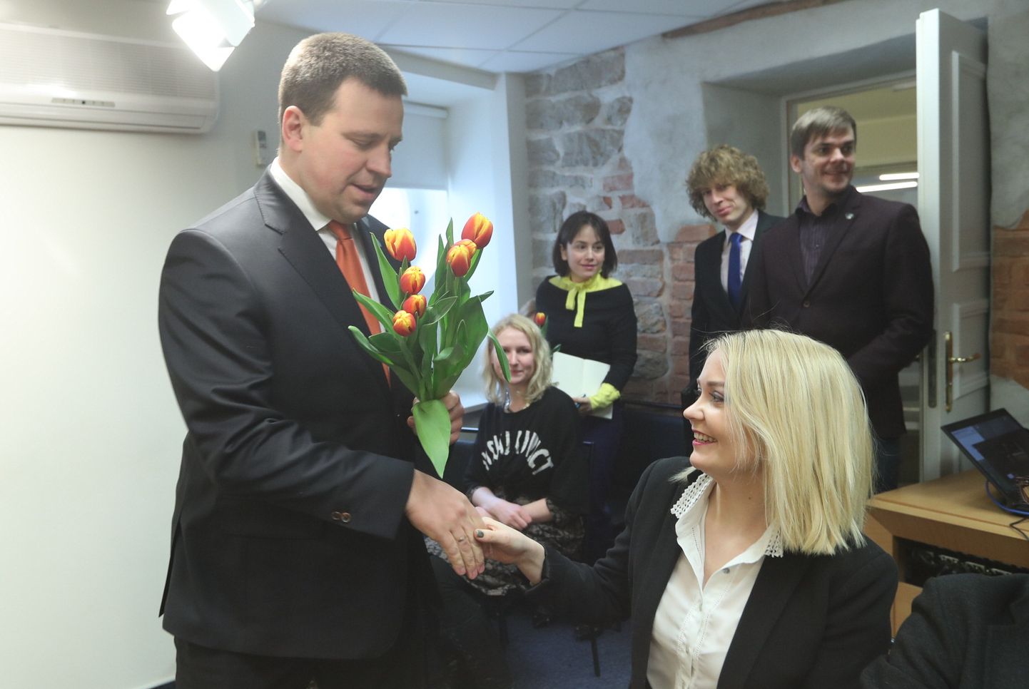 Valitsuse pressikonverentsile saabunud peaminister Jüri Ratas üllatas ajakirjanikke, jagades naistepäeva puhul lilli.