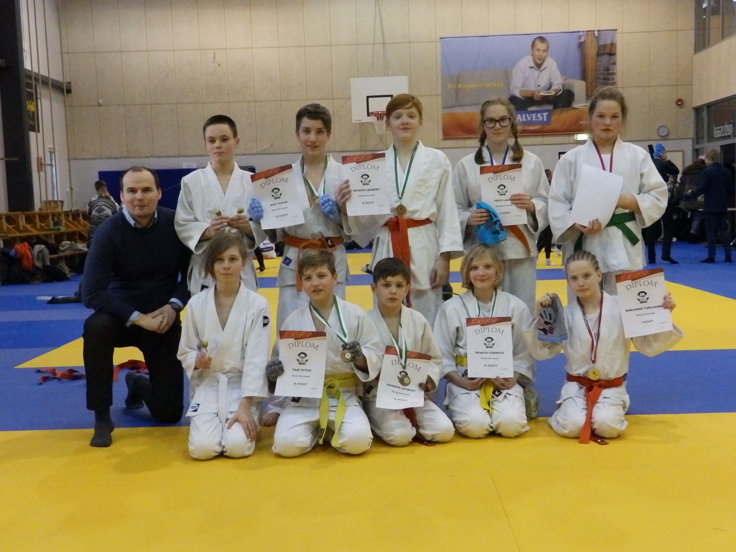 Pärnu judoklubi Samurai C-vanuseklassi noorsportlased koos treener Asko Loogaga.