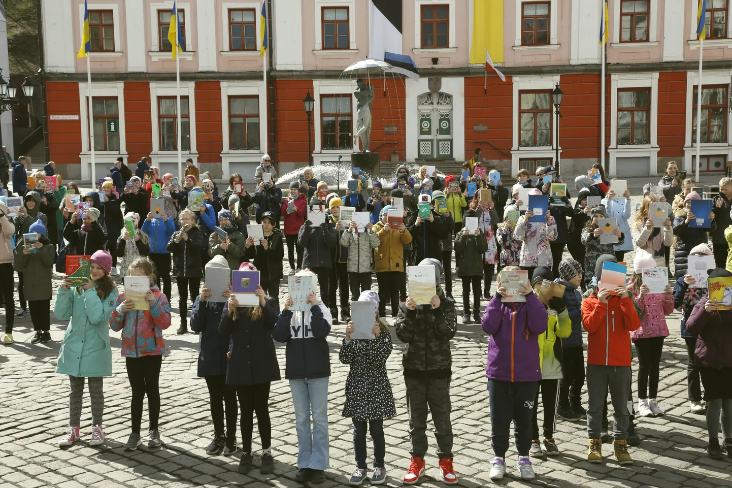 Tantsuaktsioon «Raamatukogude aastal tantsuga» Raekoja platsil.