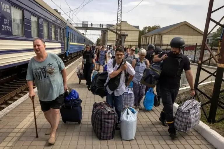 Жители Покровска покидают свой город.