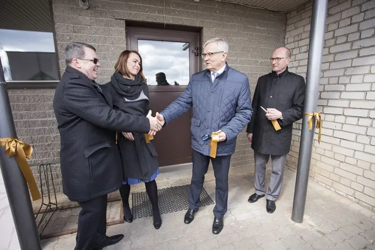 Ettevõtmise initsiaatoreid Urmas Laht (vasakul) ja maaeluminister Tarmo Tamm rõõmustavad lindilõikamise järel.