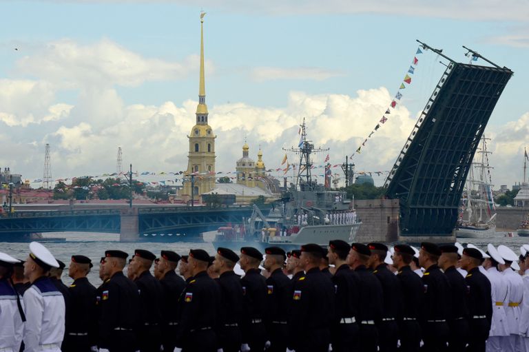 Моряки ВМФ России принимают участие в параде, посвященном Дню ВМФ России, Санкт-Петербург, 31 июля 2022 года.