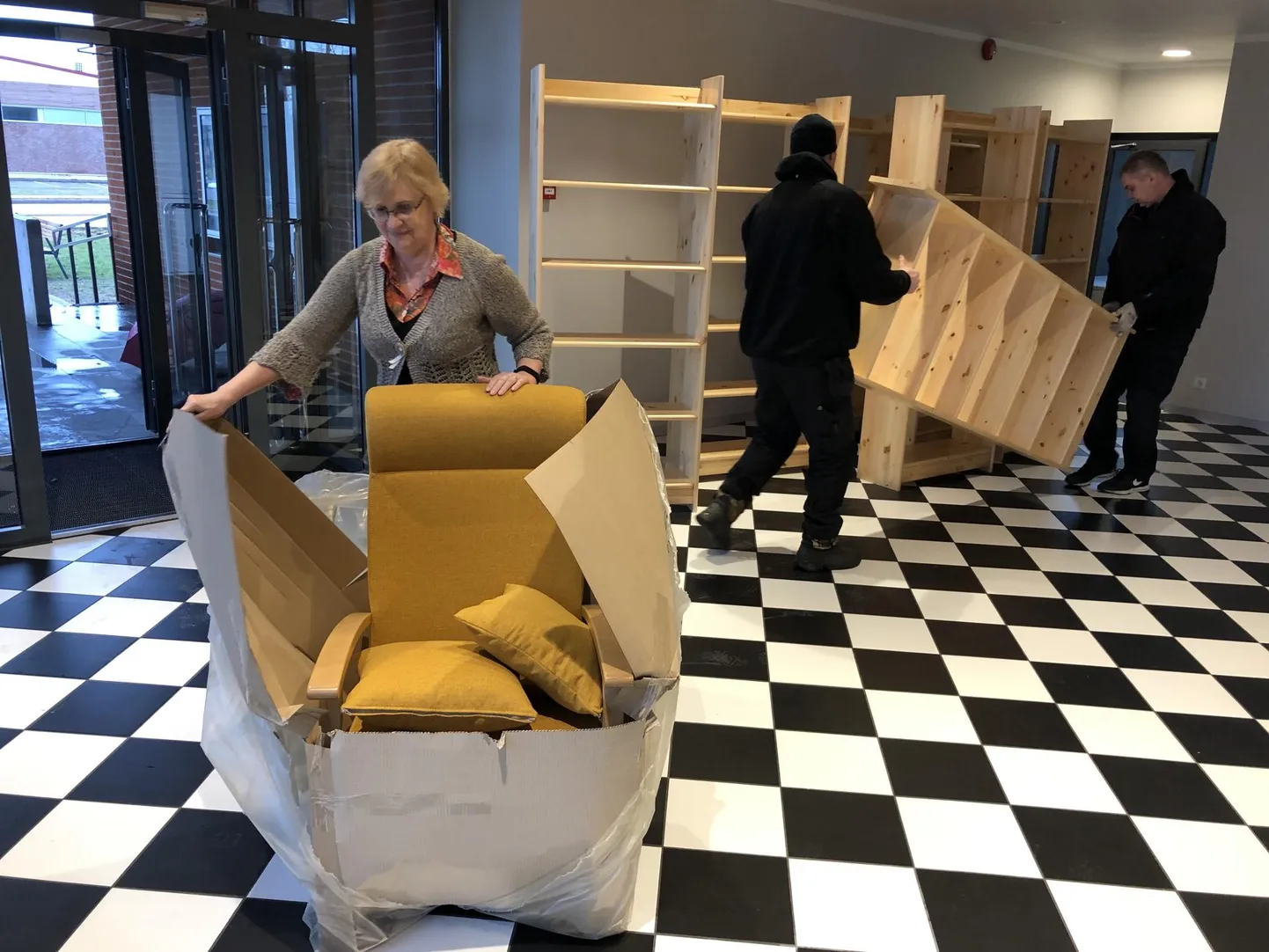 Tugitooli pakkis lahti Sindi raamatukogu juhataja Rita Raudsepp.