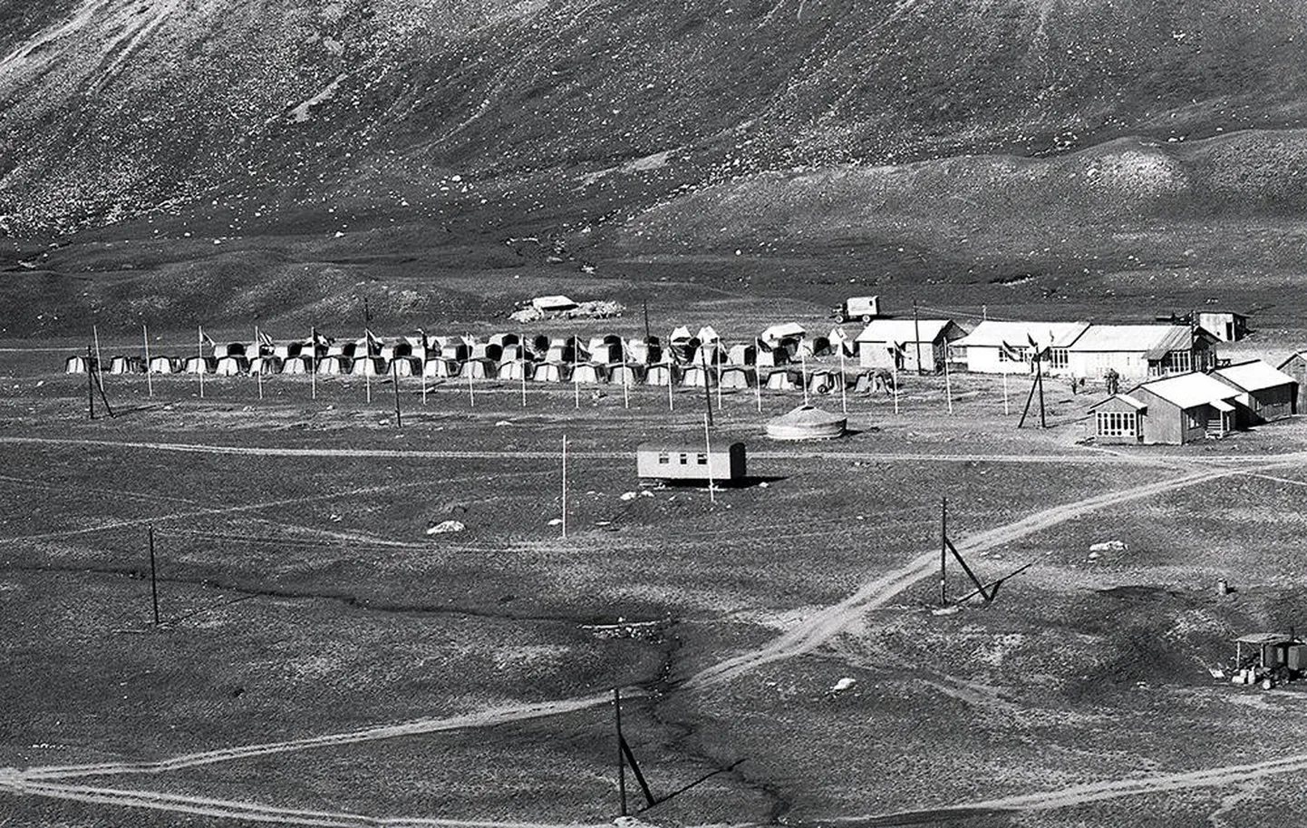 Rahvusvaheline alpilaager Pamiiris 1985. aastal Kommunismi- nimelise mäetipu jalamil. Samal aastal avastasid sajad hommikuvõimlemisele sörkinud välismaalased liustikujärve ääres lumeinimese jalajäljed, mis ka üles pildistati.