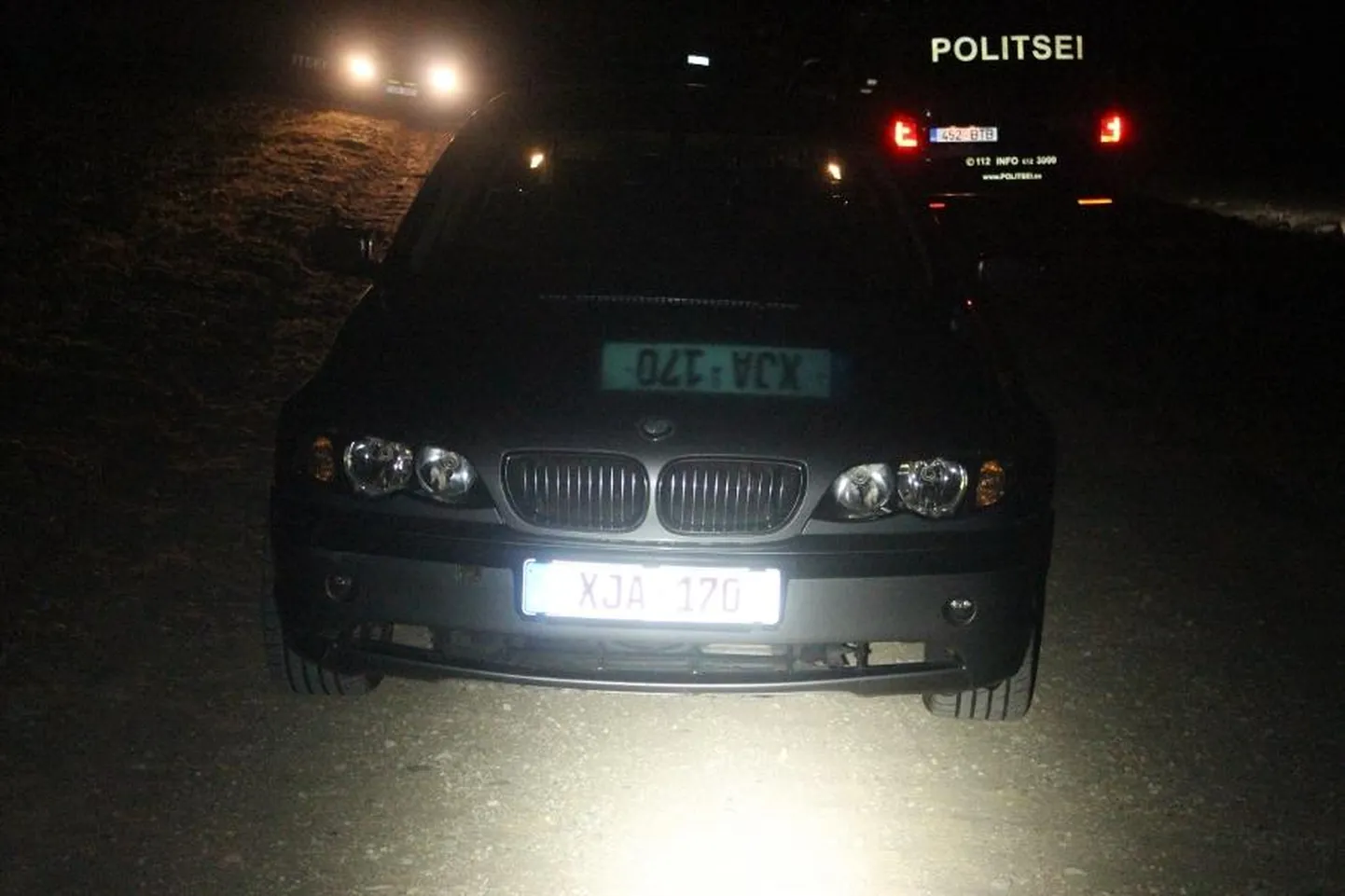 Politseipatrull märkas laupäeva õhtul Mustlas välismaise registreerimisnumbriga BMW-d ning otsustas seda kontrollida, kuid sõidukijuht eiras peatumismärguannet ja põgenes.