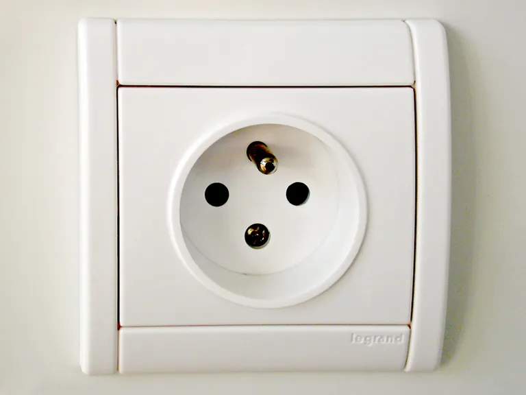 CEE 7/5 kontaktligzda