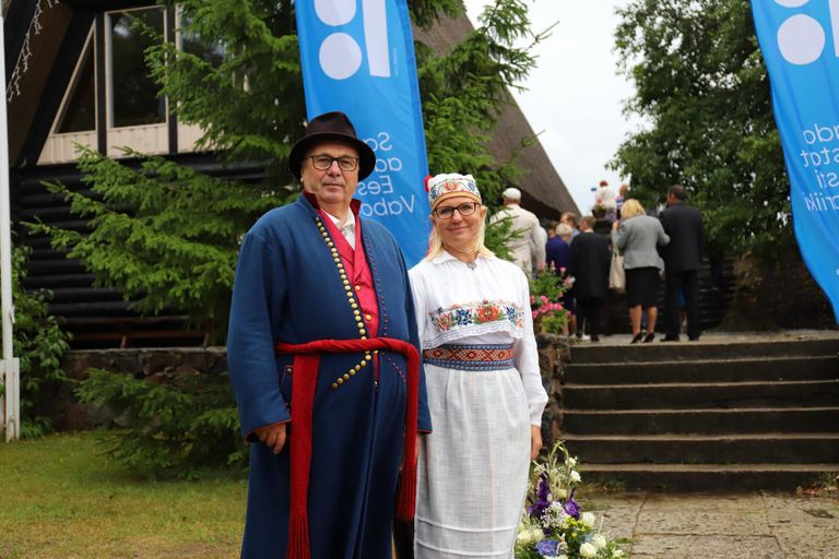 Einar Vallbaum ja Tea Treufeldt Lammasmäel külalisi vastu võtmas.