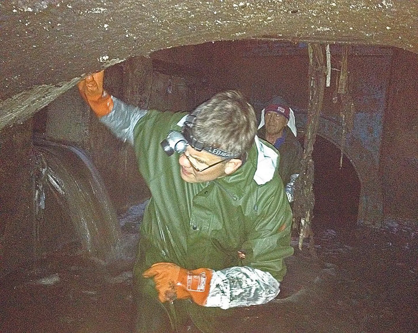 Tartu veevärgi juht Toomas Kapp uurib, kas tunnelkollektor on kah­justada saanud, tagaplaanil insener Juri Kuznetsov.