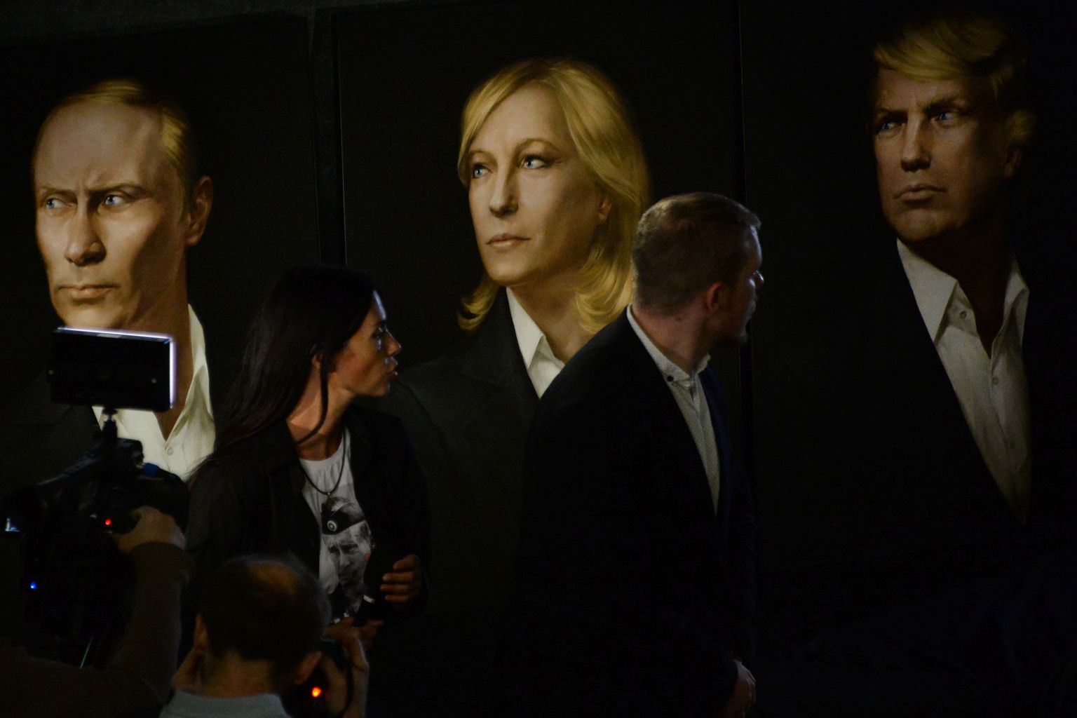 Moskvas korraldati USA presidendi Donald Trumpi austuseks 2017. aastal ametisse vannutamise ajal pidu. Trumpi kõrval kujutati seinal Venemaa riigijuhti Vladimir Putinit ja Prantsusmaa opositsioonipoliitikut Marine Le Peni.