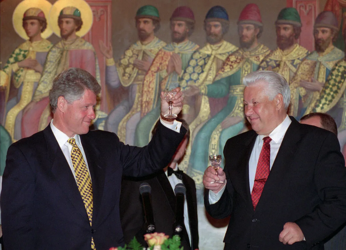 Президент США Билл Клинтон поднимает бокал за президента России Бориса Ельцина на званом обеде в Грановитой палате Московского Кремля, 10 мая 1995 года.