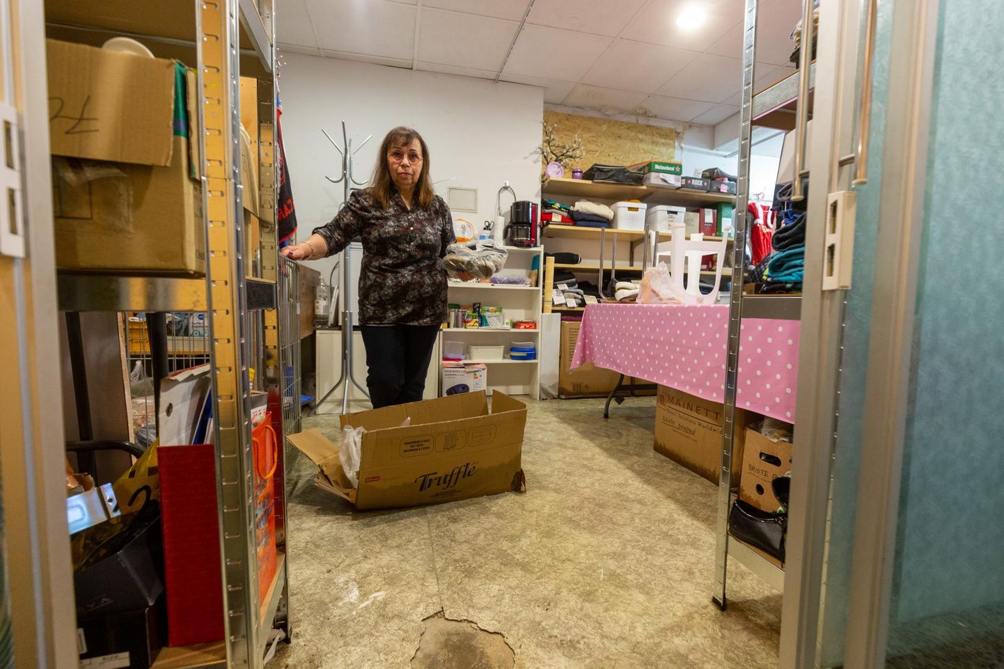 Leola ärimaja keldris kasutatud rõivaste kauplust pidav Svetlana Suik nentis, et laoruumis rikkus vesi kaupa, mis oli pappkastides põrandal.