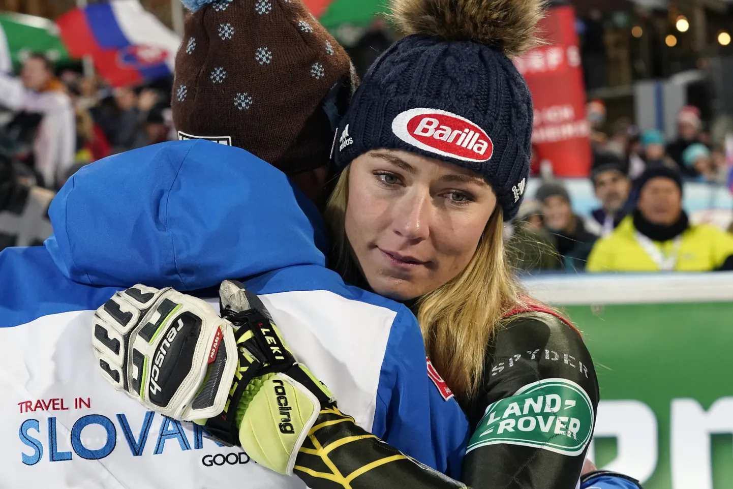 Mikaela Shiffrin kallistab tšehhitari Petra Vlhova treenerit Livio Magonit.