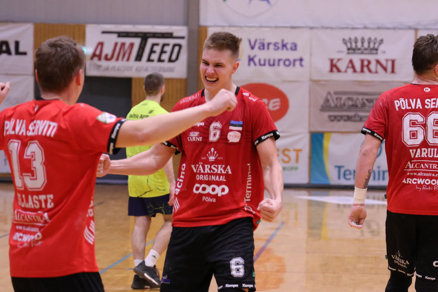 Põlva Serviti tagamängija Kermo Saksing tähistab võitu Viljandi HC üle, mis tõi klubile 10. järjestikuse Eesti meistritiitli.