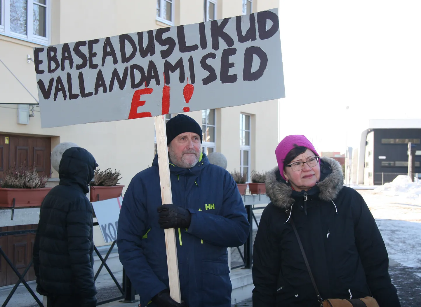 Протест против йыхвиской волостной власти выражали также известные врачи - супруги Сирье и Койт Макке.