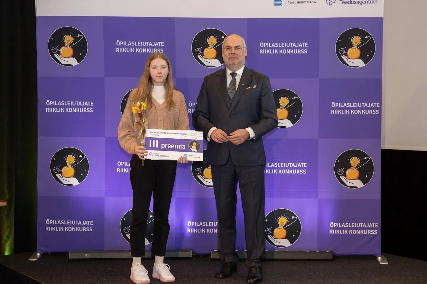 Teises kooliastmes 3. preemia saanud Laura Potter Parksepa keskkoolist koos vabariigi presidendi Alar Karisega.