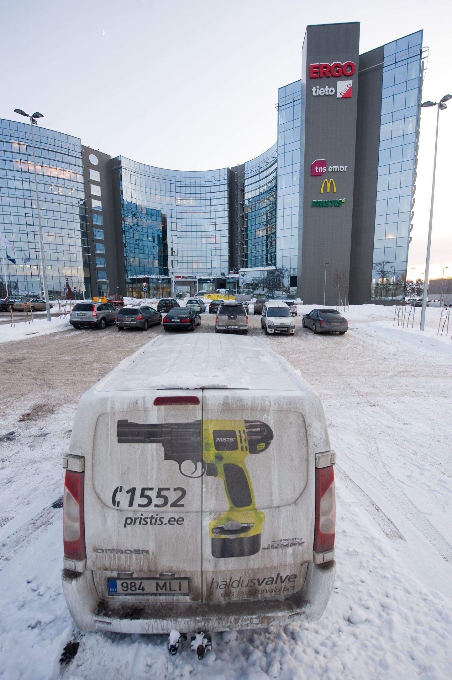 Turvafirma Pristis auto Tammsaare tee 47 kontorihoone ees.