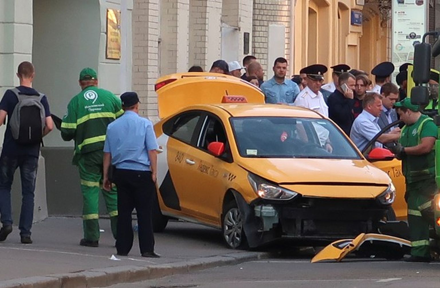 Gājējiem uzbraukušais taksometrs pēc negadījuma Maskavā 2018. gada 16. jūnijā