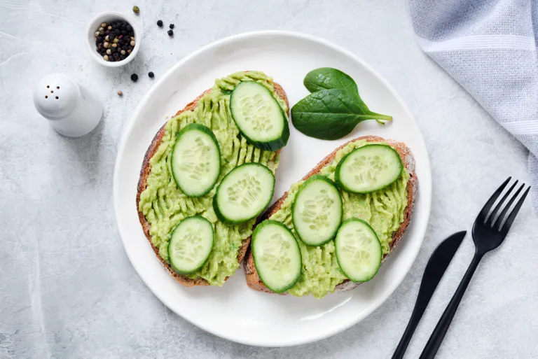 Avokaado on vitamiinide C, E, K ja B6, samuti riboflaviini, niatsiini, folaadi, pantoteenhappe, magneesiumi ja kaaliumi allikas.