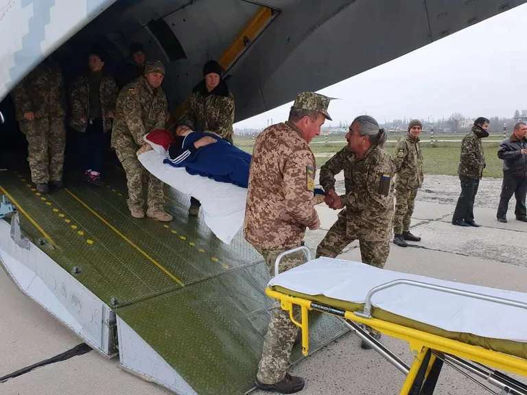 Настоятель Свято-Троицкого храма ПЦУ из Одессы и капеллан Василий Вирозуб принимает участие в транспортировке получивших ранения бойцов ВСУ.