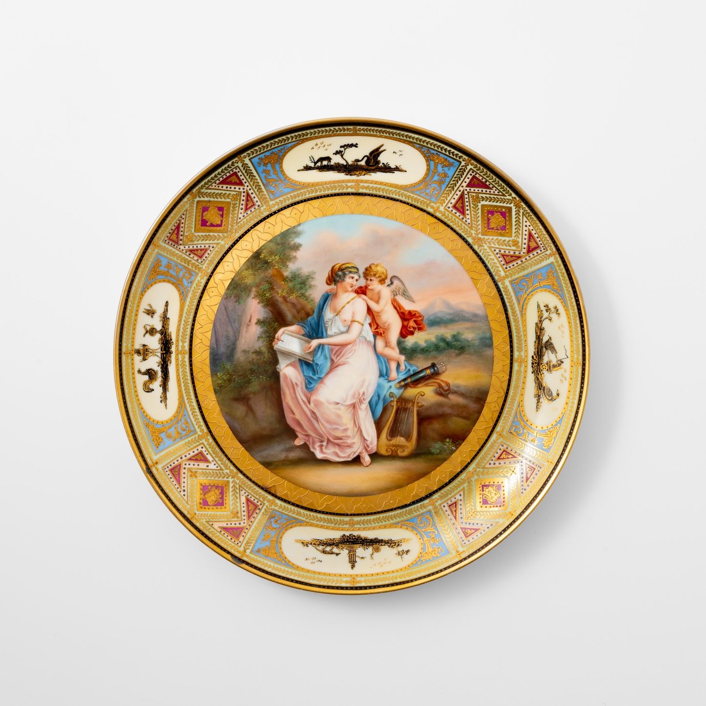 Vīnes porcelāna manufaktūra. Dekoratīvs šķīvis "Amors un Sapfo". 19. gadsimts (?). Porcelāns, formēts, virsglazūras apgleznojums, zeltījums.