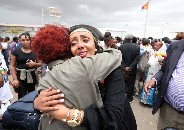 Sugulased kohtuvad Eritrea lennujaamas.
