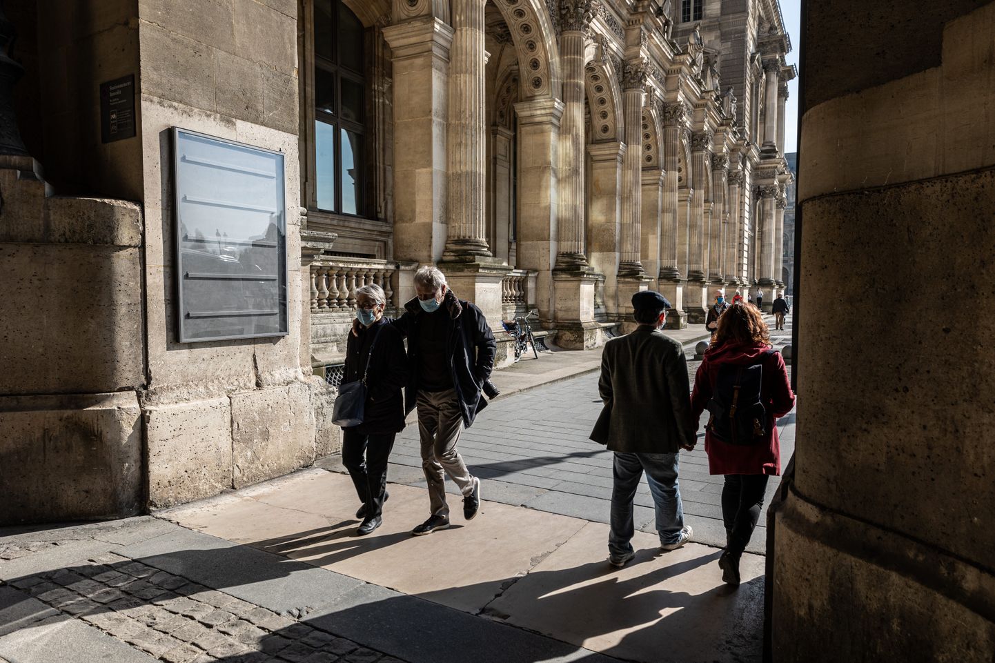 Jalutajad Louvre'i muuseumi ees.
