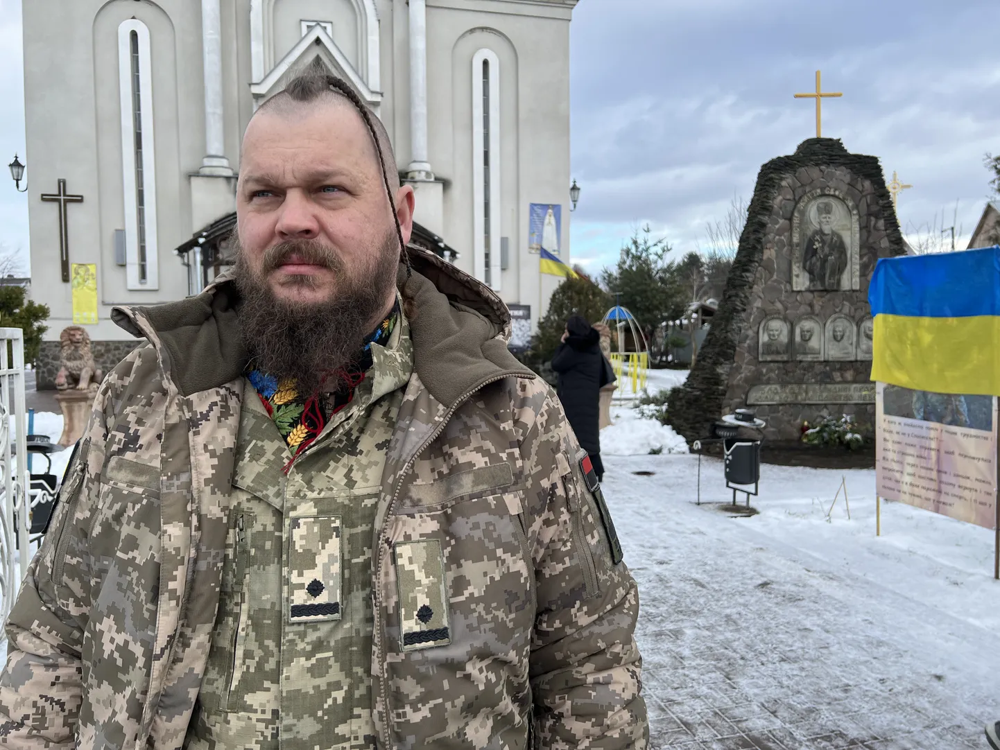 Майор Иван Татауров сегодня перед церковью в Ужгородской области перед вручением очередного Креста Героя.