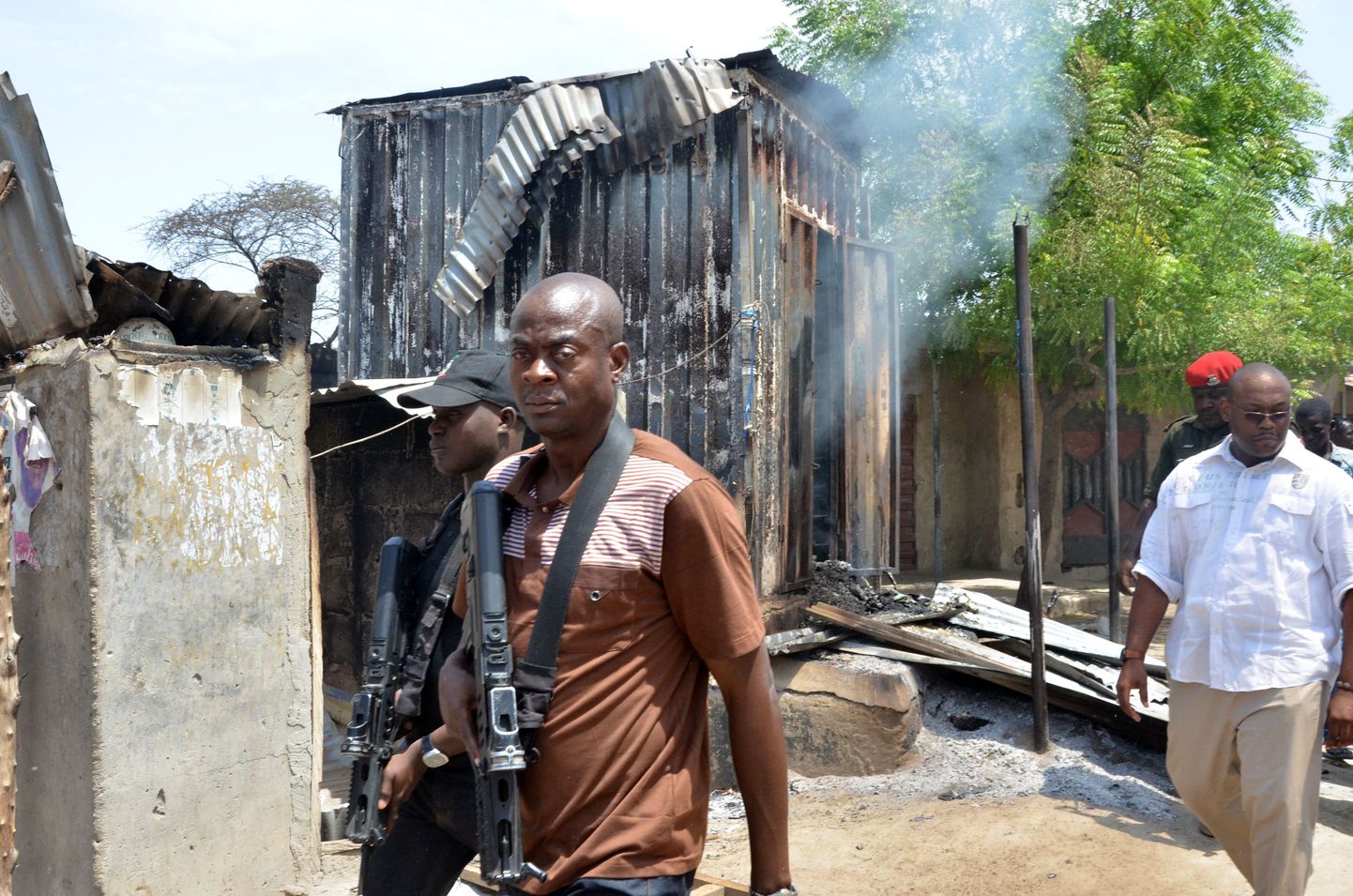Nigeeria kaitseväelased patrullimas Boko Harami rünnaku ohvriks langenud külas.
