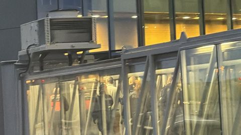 Фото ⟩ Скандал в аэропорту Хельсинки: полиция сняла с самолета бывшего премьер-министра Эстонии