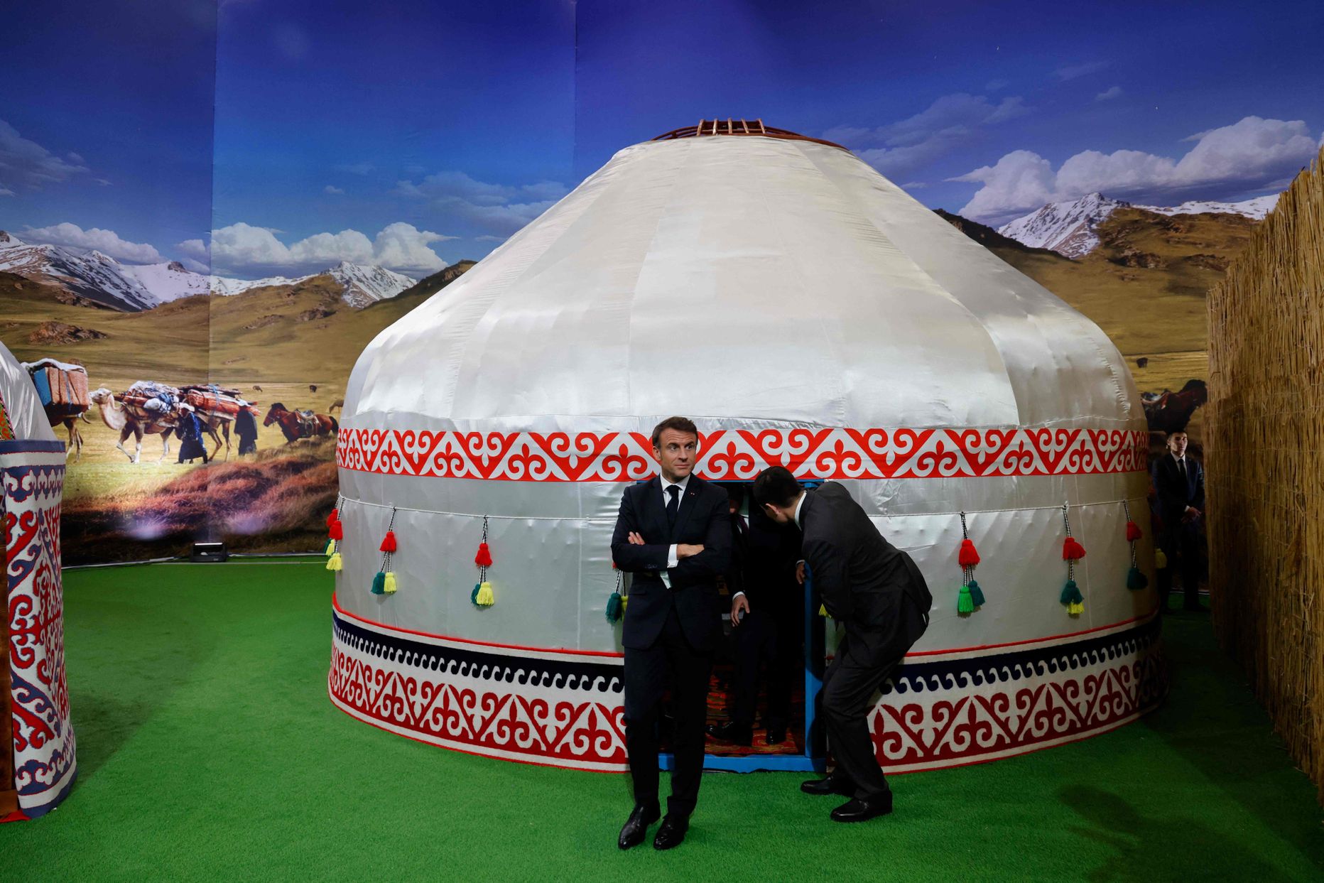 Prantsuse president Emmanuel Macron traditsioonilise kasahhi jurta uksel Astana kultuurinäitusel 1. novembril 2023.