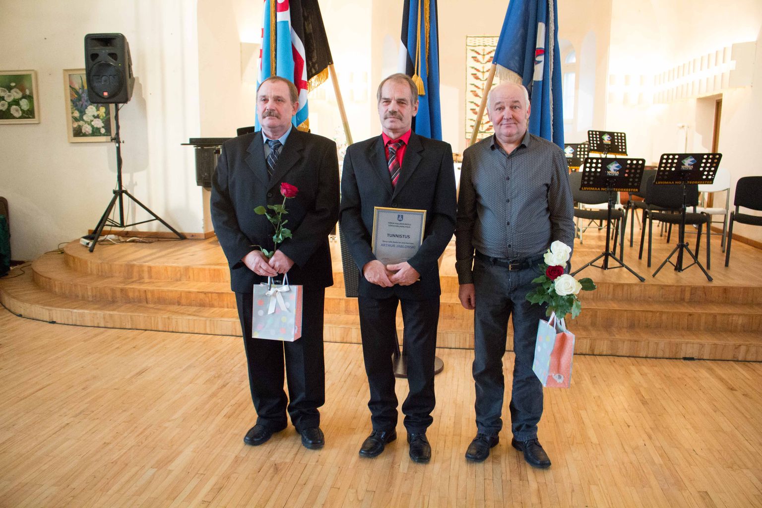 Isadepäeva kontserdil Tõrva kirik-kammersaalis 2019. aastal pälvis Tõrva valla aasta isa tiitli Arthur Jablonski. Fotol lisaks nominendid Sulev Adamson (vasakul) ja Kalev Laar.
