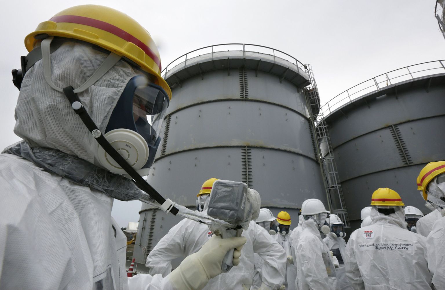 Tokyo elektrienergia kompanii (TEPCO) töötajad Fukushima Daiichi tuumajaamas radioaktiivsust mõõtmas.