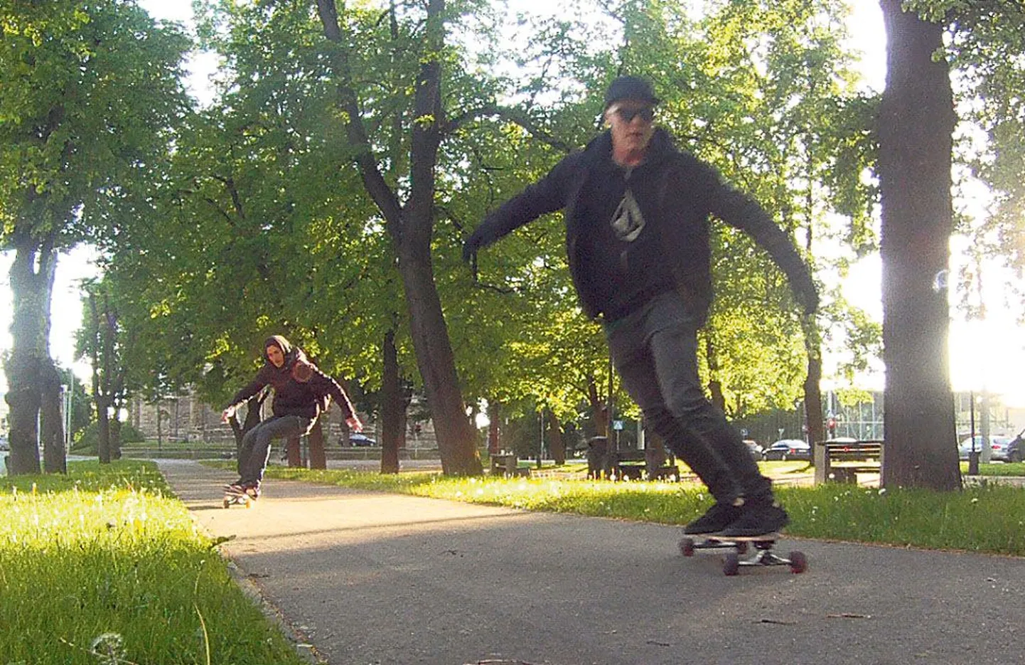 Longboard on vastupidiselt tavalisele rulale mõeldud rohkem sõitmiseks ja vähem trikitamiseks ning sellega saab soovi korral kerge vaevaga hakkama igaüks.